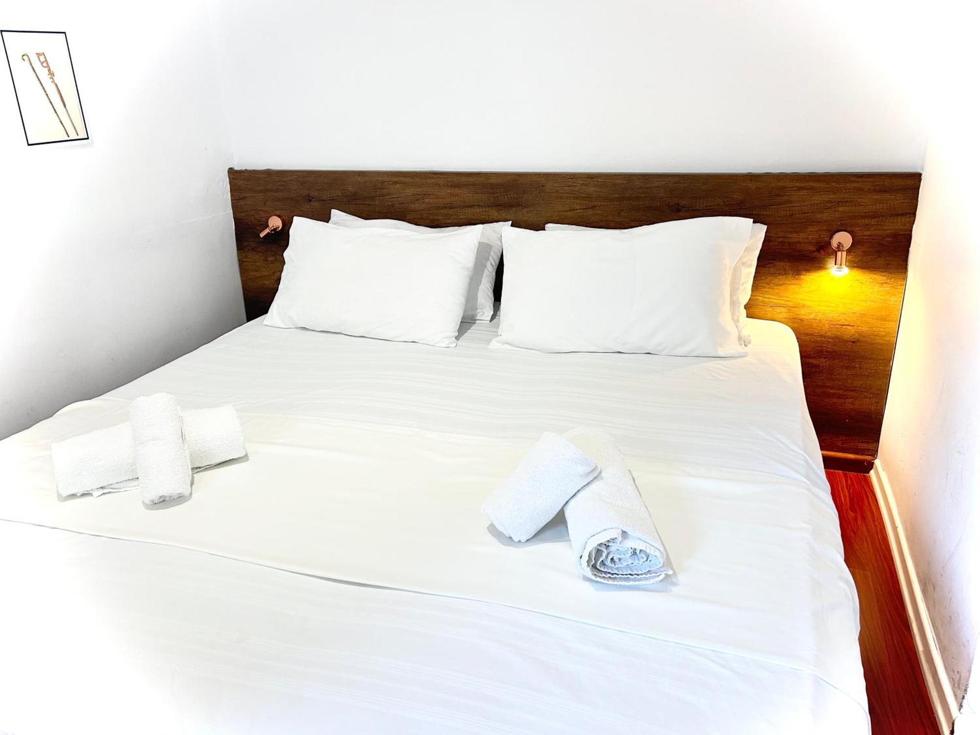Budget Retreat Tirana & Studios Esterno foto