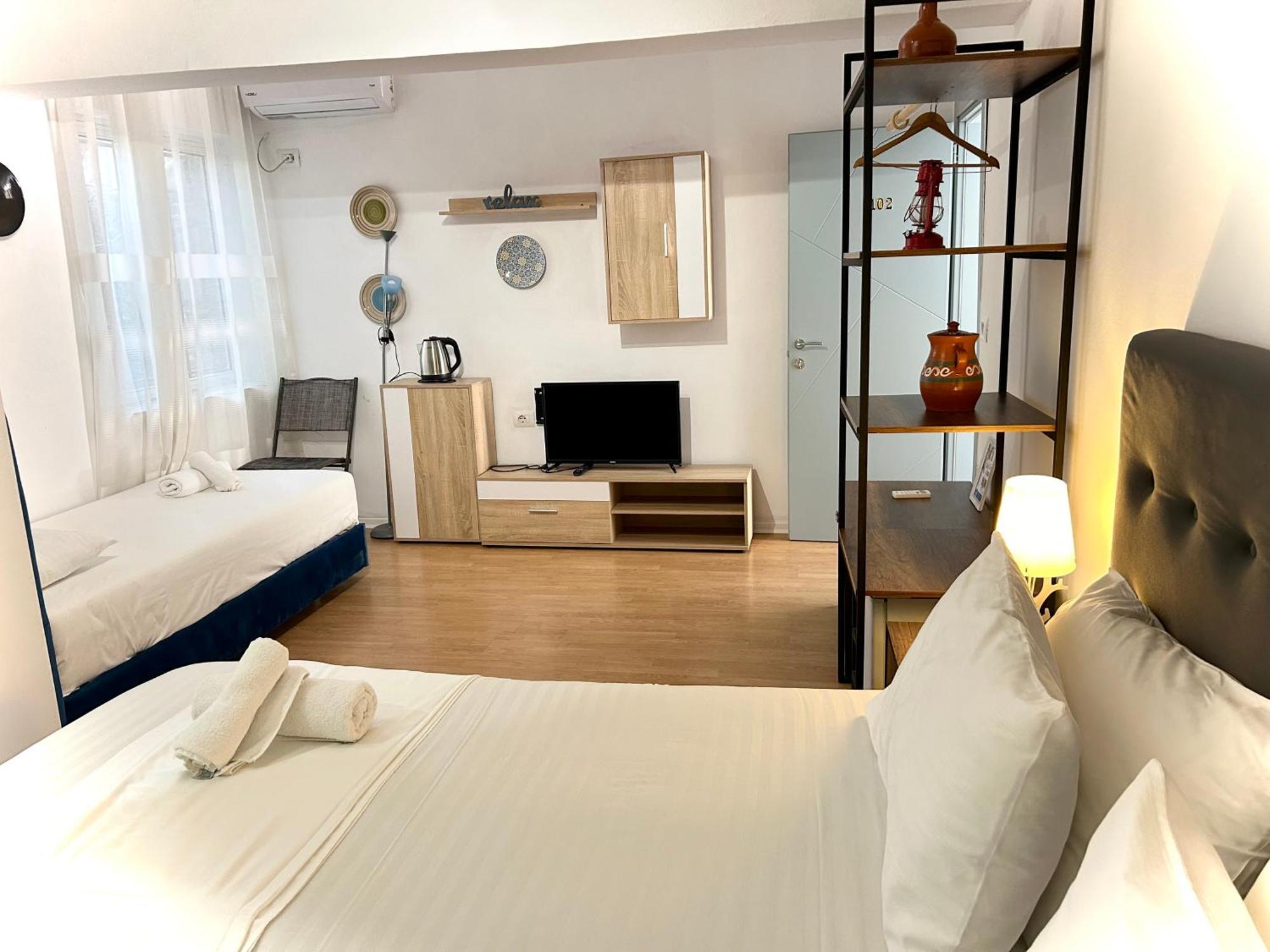 Budget Retreat Tirana & Studios Esterno foto