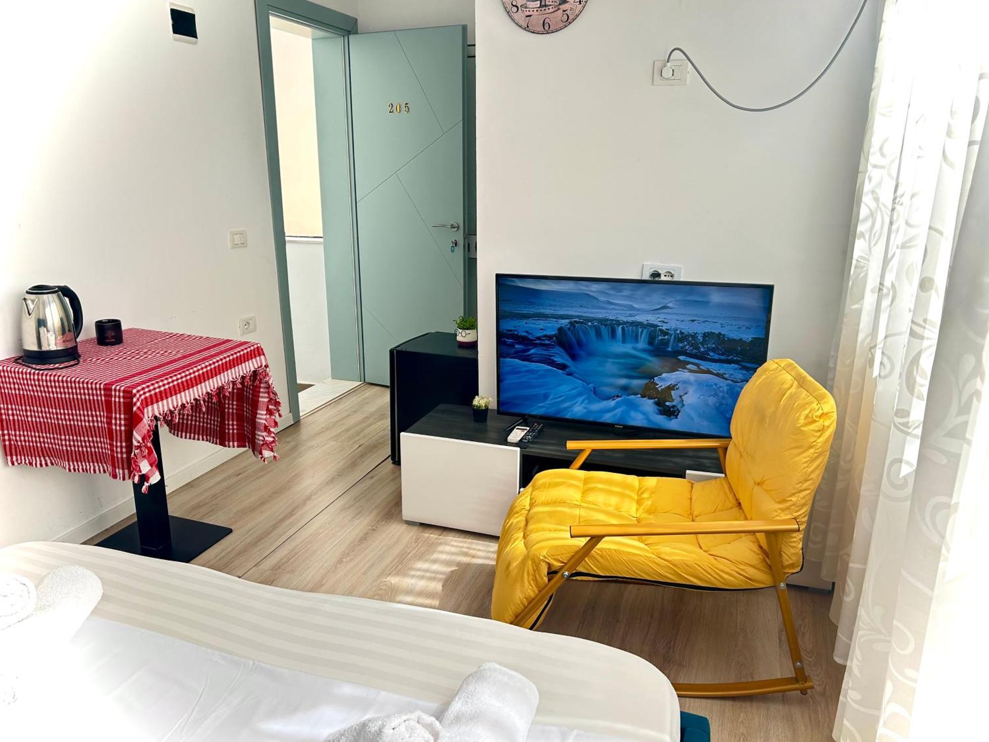 Budget Retreat Tirana & Studios Esterno foto