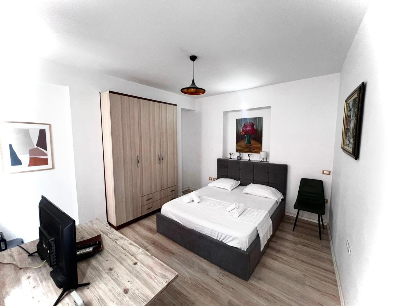 Budget Retreat Tirana & Studios Esterno foto